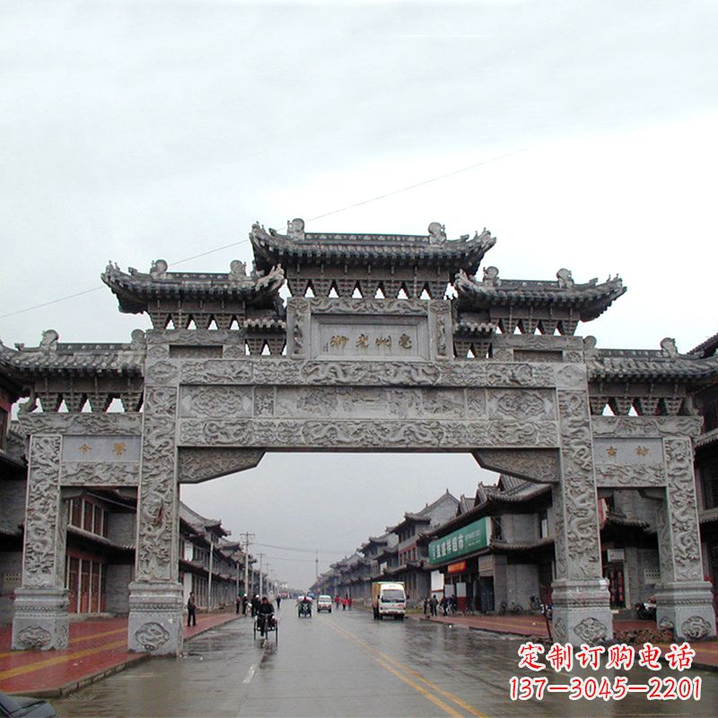 太原城市街道上的历史风貌——仿古石牌楼