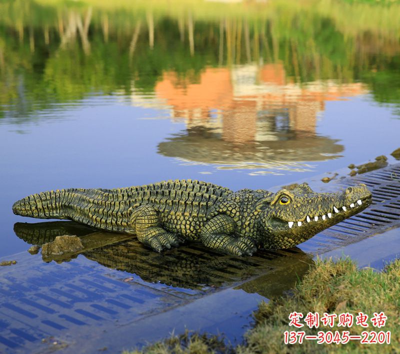 太原池塘水池仿真大鳄鱼雕塑玻璃钢园林水景草丛动物摆件