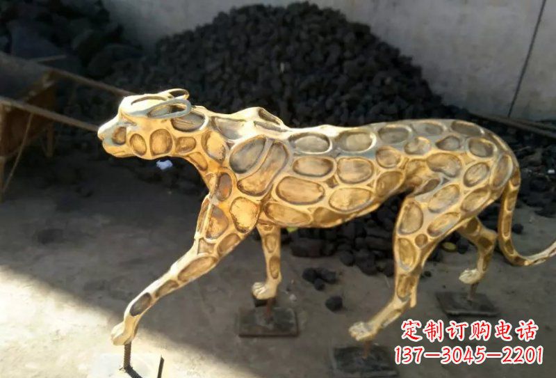 太原青铜豹雕塑象征着非凡力量与威严