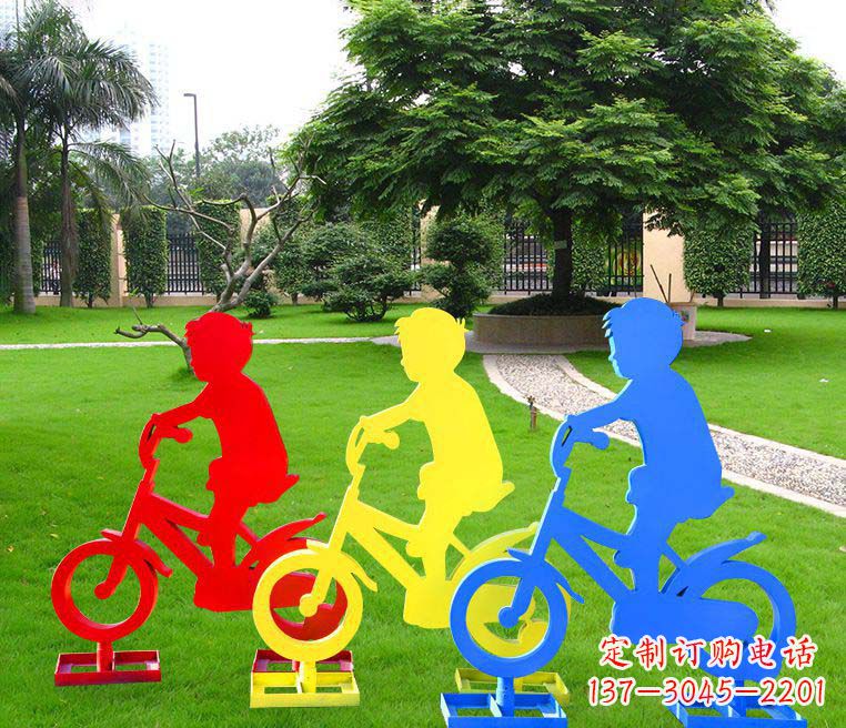 太原青春无悔——一尊男孩骑车雕塑