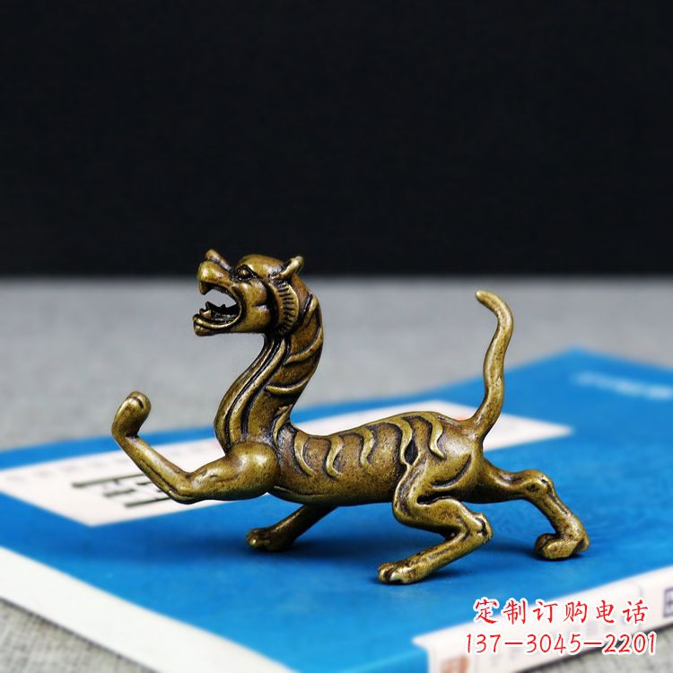 太原金色纯铜铸造的白虎雕塑