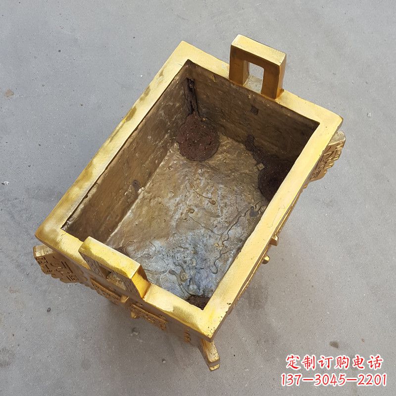 太原以纯铜铸造的金色香炉鼎