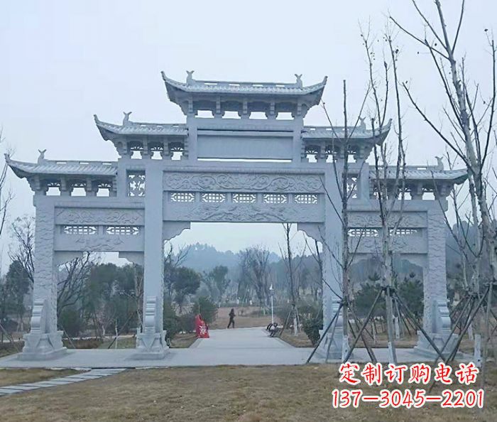 太原村口三门石雕牌楼古朴华丽