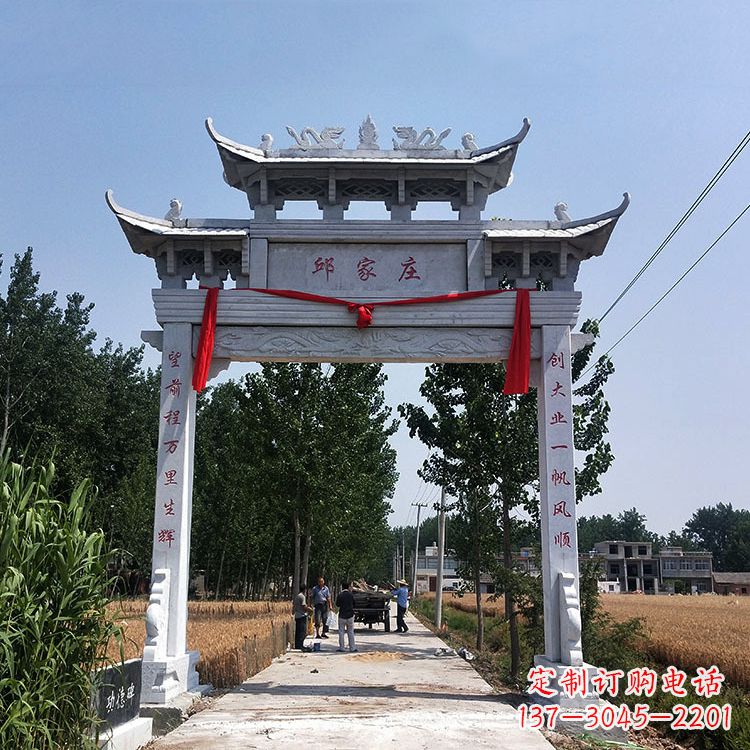 太原古村落中的石牌坊雕塑
