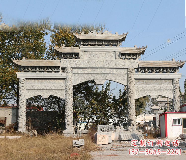 太原村镇门口的石雕牌坊展现精湛工艺
