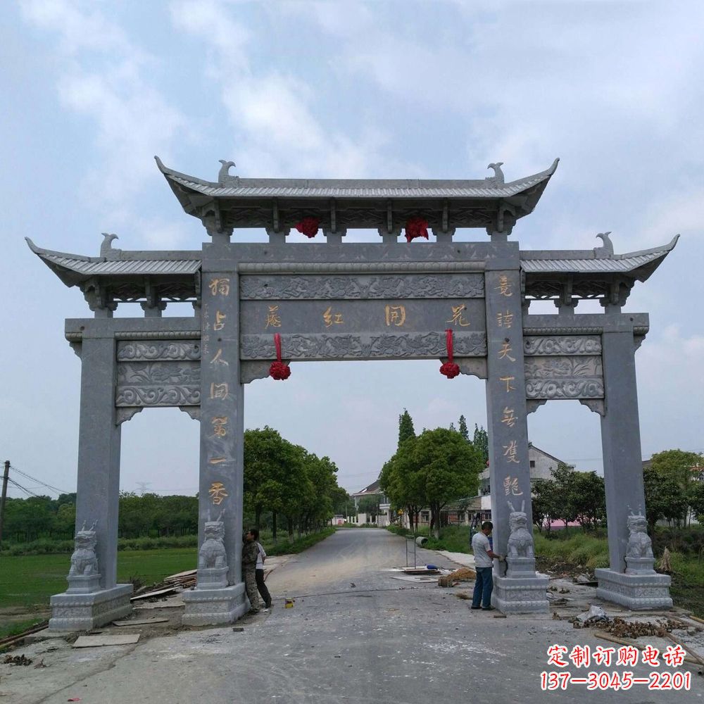 太原青石三门牌坊雕塑传承中国古典文化