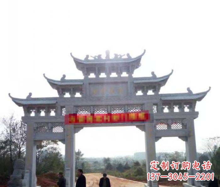 太原三门石雕牌楼古老而精美的雕塑