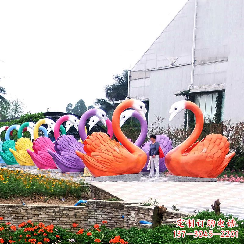 太原大型彩色玻璃钢天鹅雕塑摆件