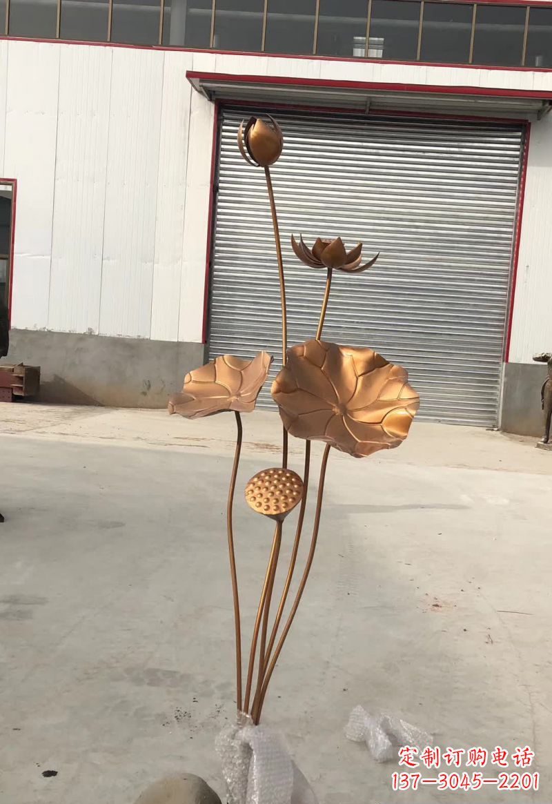 太原古典锻铜荷花雕塑