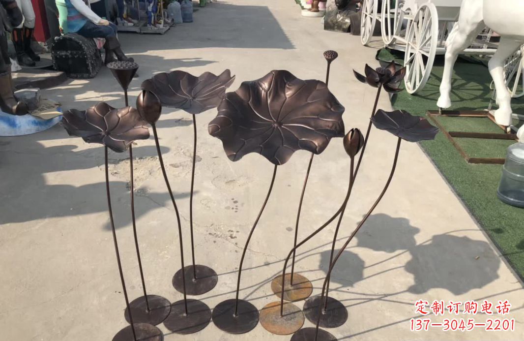 太原锻铜园林异彩纷呈的荷花雕塑