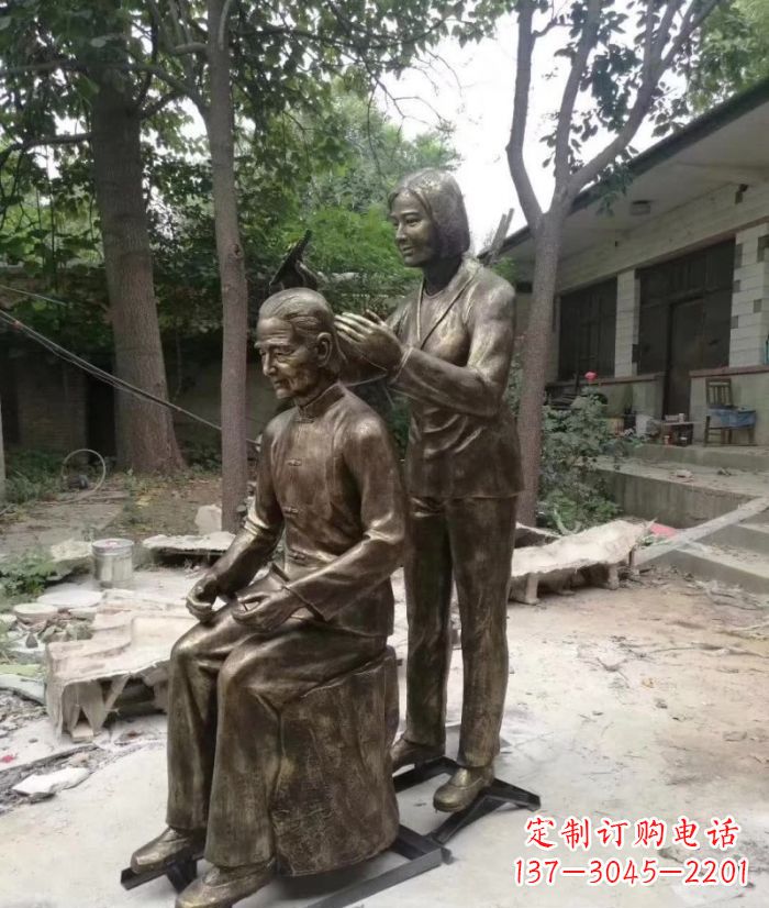 太原纪念母亲的传统铜雕梳头人物