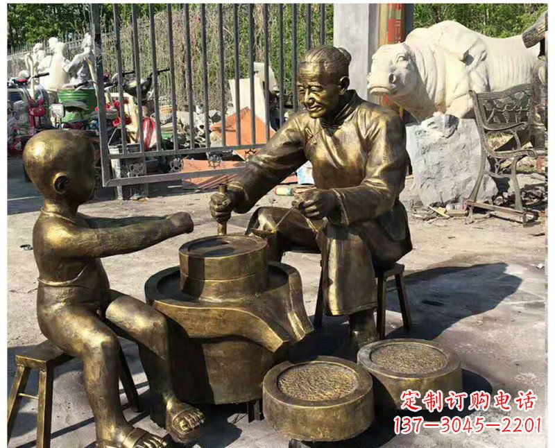 太原传承传统,细节丰富的把老人磨豆浆雕塑