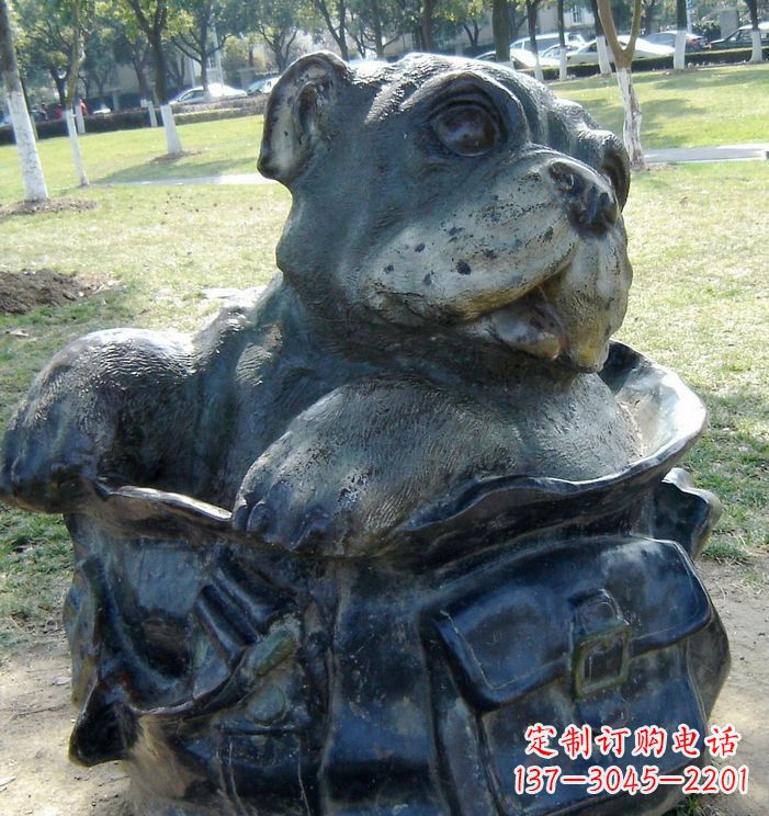 太原公园背书包的小狗动物铜雕