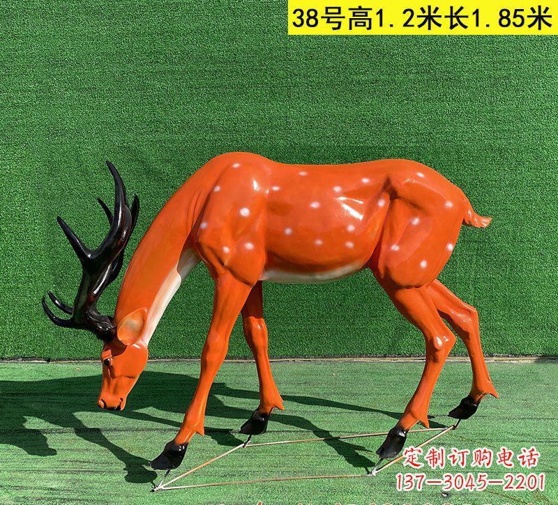 太原以玻璃钢精心制作的梅花鹿雕塑