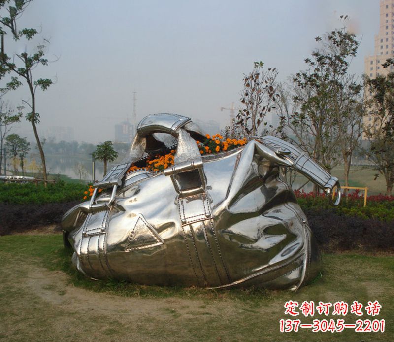 太原不锈钢手提包雕塑--传承经典,拥有独特之美