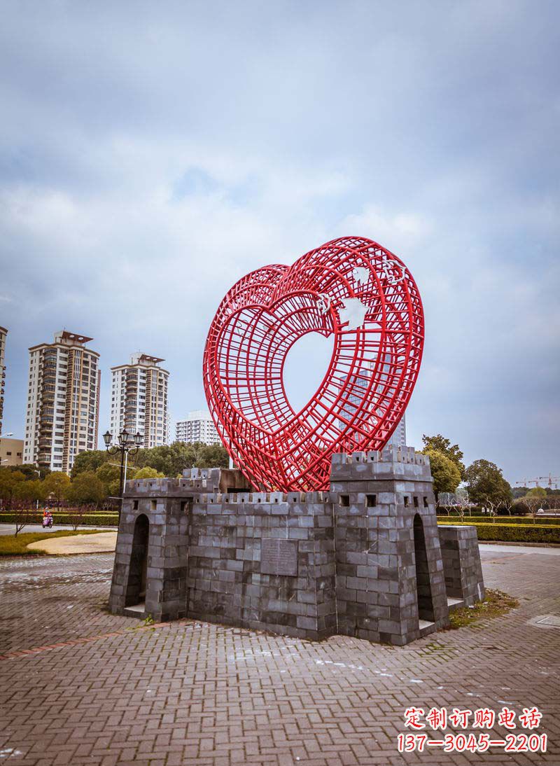 太原拥抱和平的心以心型和平鸽雕塑传递心意