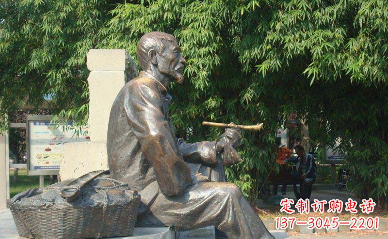 太原公园抽袋烟的老人小品铜雕