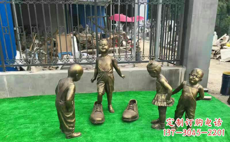 太原公园穿大鞋的儿童铜雕