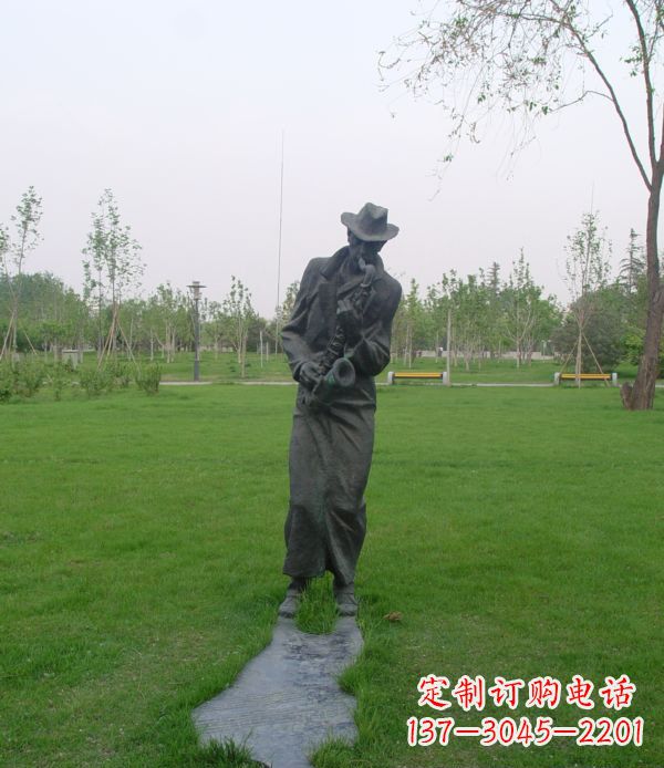 太原公园吹萨克斯人物铜雕