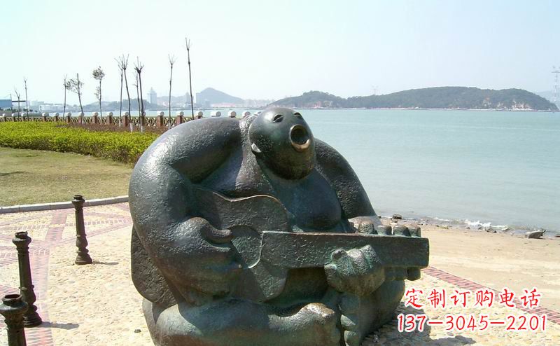 太原音乐驻足,公园弹吉他铜雕