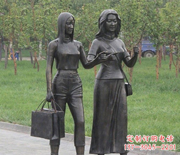 太原艺术精品铜雕——公园逛街女性人物铜雕塑