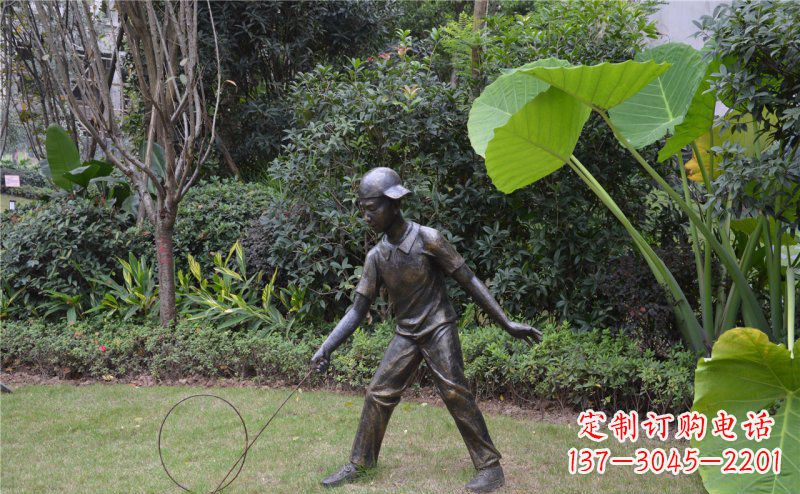 太原公园滚铁环的小男孩人物铜雕