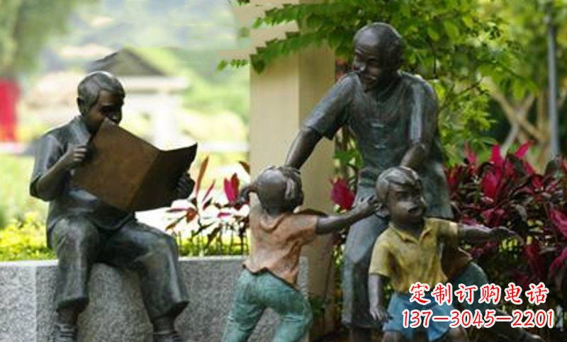 太原爷爷陪伴小孩的铜雕