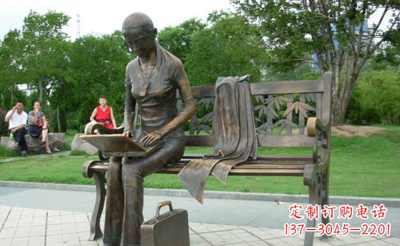 太原把童真雕刻在铜雕中——女孩雕塑