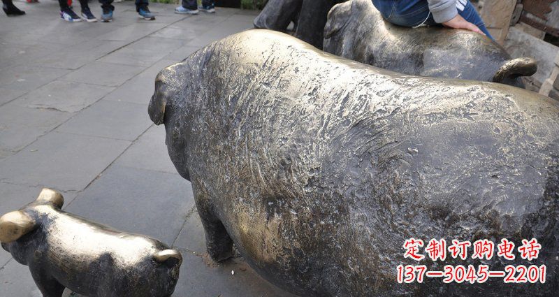 太原公园精美母子猪铜雕