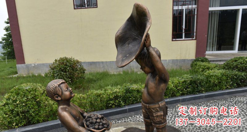 太原精美铜雕帽子装核桃的小男孩