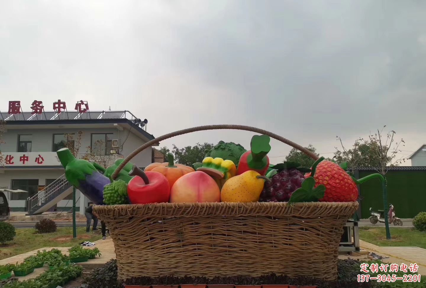 太原公园生态园玻璃钢仿真水果篮雕塑