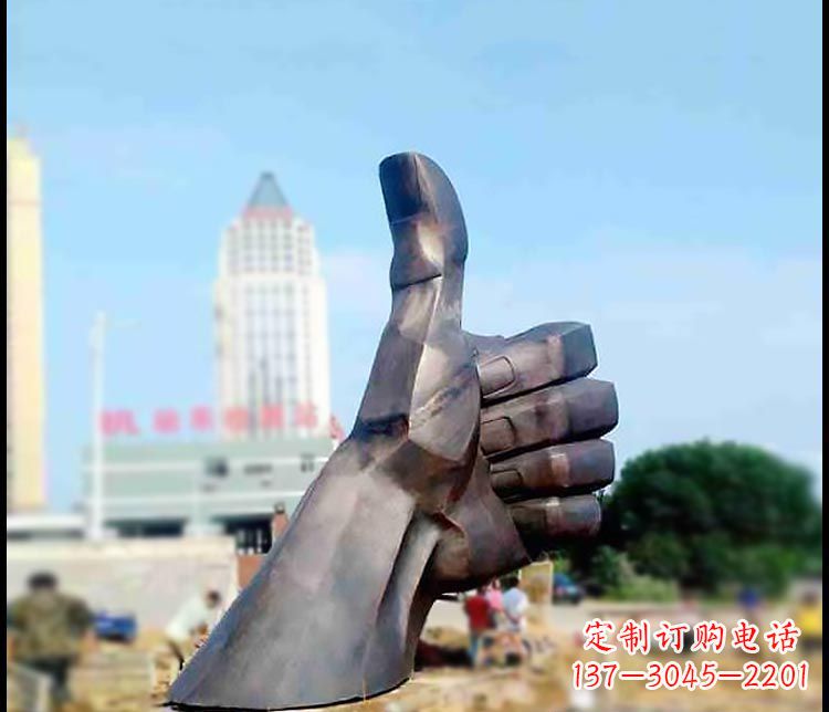 太原公园竖大拇指铜雕