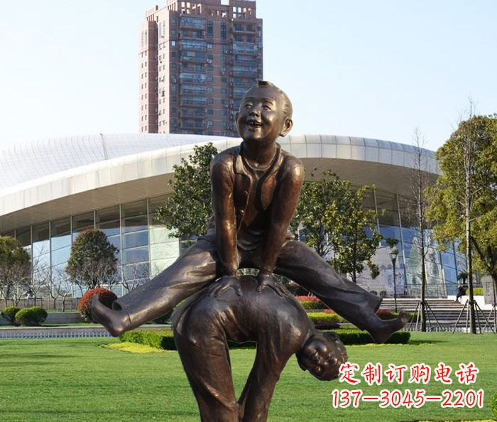 太原童趣十足的山羊铜雕