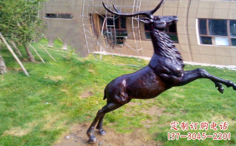 太原跳跃的鹿动物铜雕