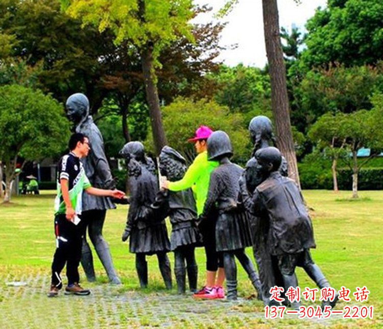 太原铜质老鹰抓小鸡雕塑