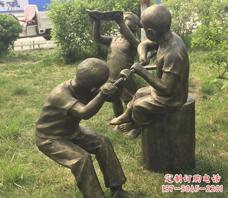 太原公园玩水的儿童铜雕
