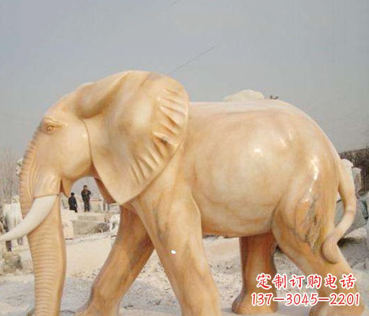 太原公园晚霞红大象雕塑
