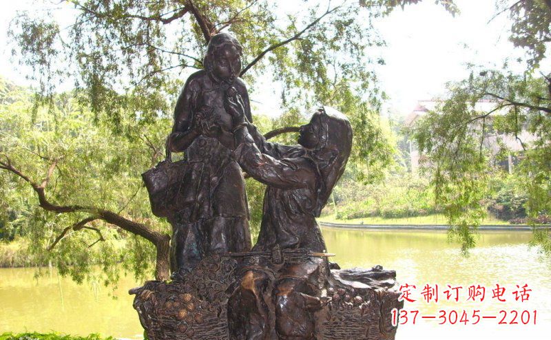 太原温馨铜雕公园里喂母亲吃荔枝的女孩