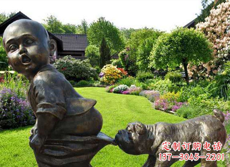 太原小孩咬小狗大雕塑