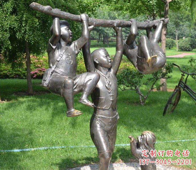 太原捉着树枝玩耍的小孩铜雕