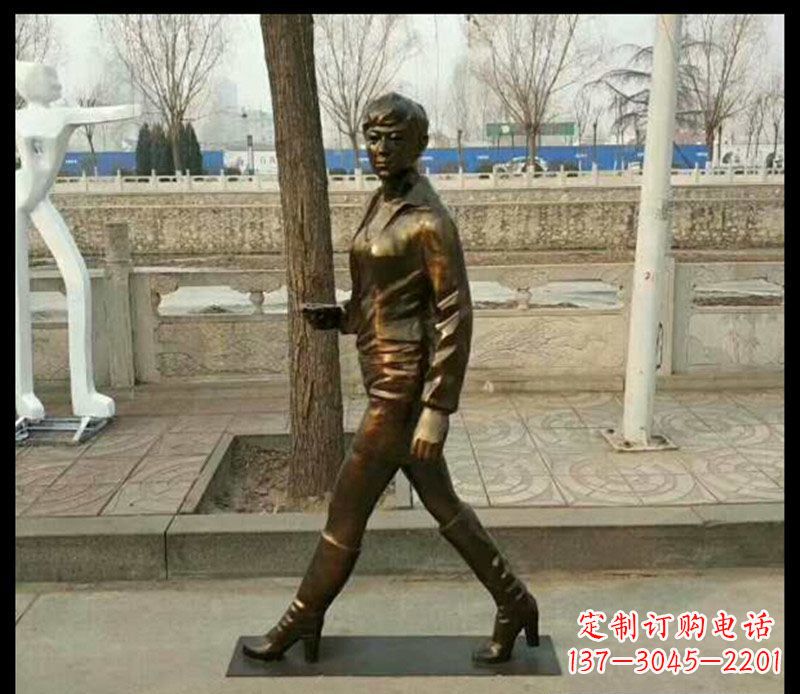 太原公园走路的女孩铜雕