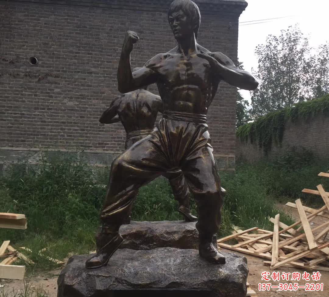 太原令人叹为观止的李小龙铜雕