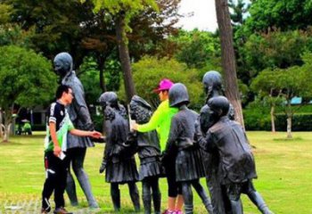 太原铜质老鹰抓小鸡雕塑