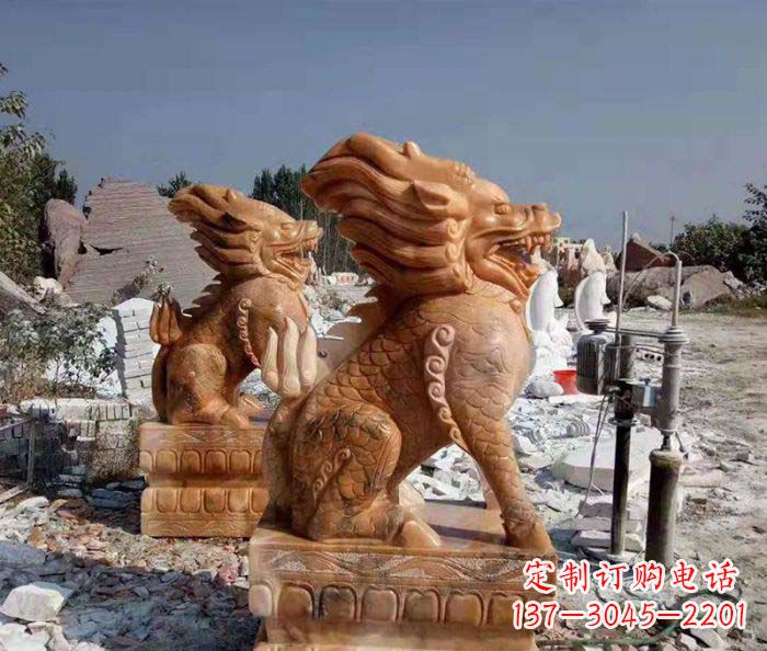 太原精美绝伦，古典神兽晚霞红石雕麒麟