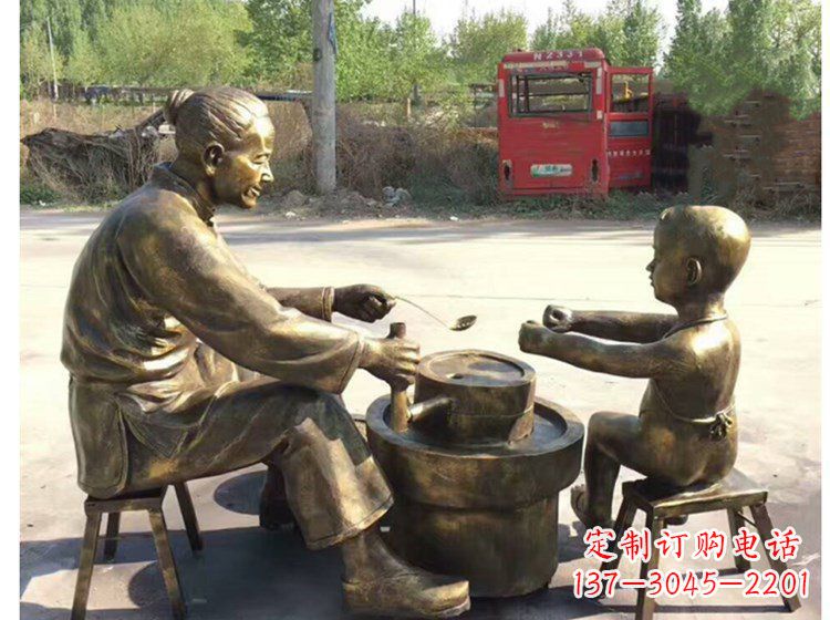 太原浓情母亲磨豆浆小品人物铜雕;