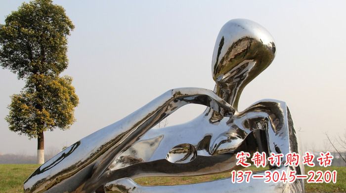 太原广场不锈钢手托下巴的女人雕塑