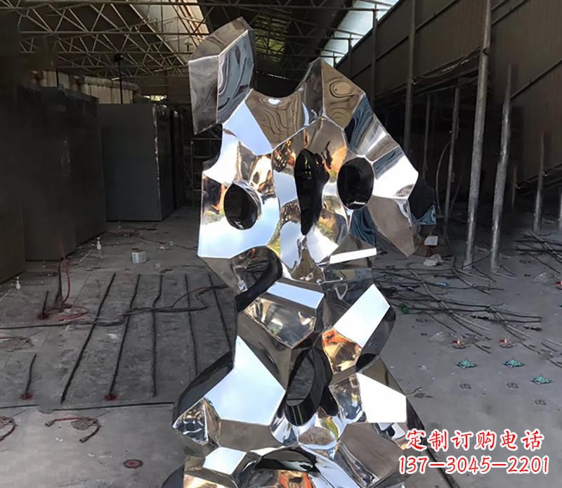 太原别具匠心的太湖石雕塑