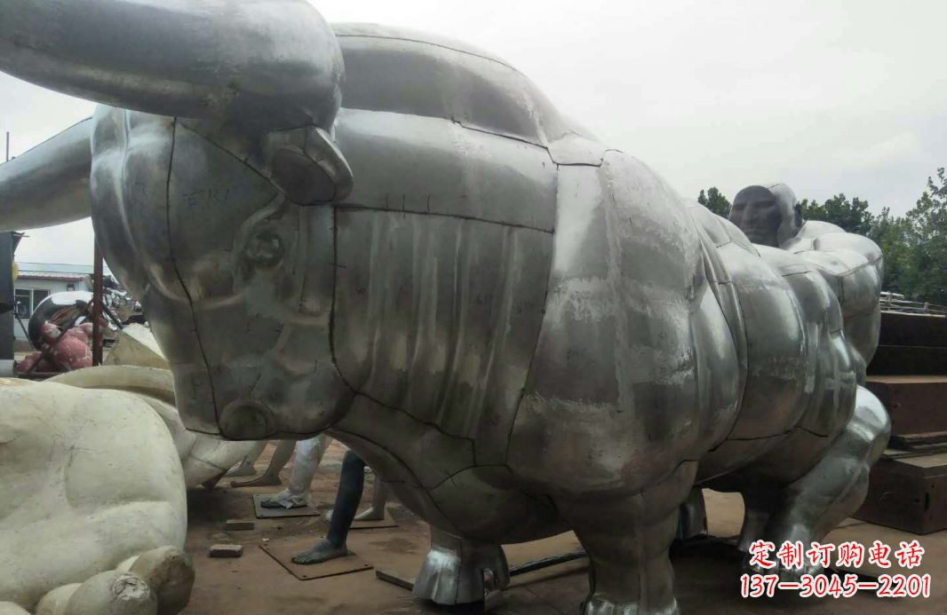 太原中领雕塑:复古拓荒牛不锈钢雕塑