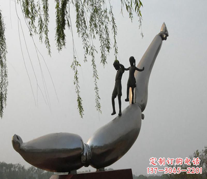 太原海豚情侣雕塑,精美绝伦,让爱沉醉于大海中