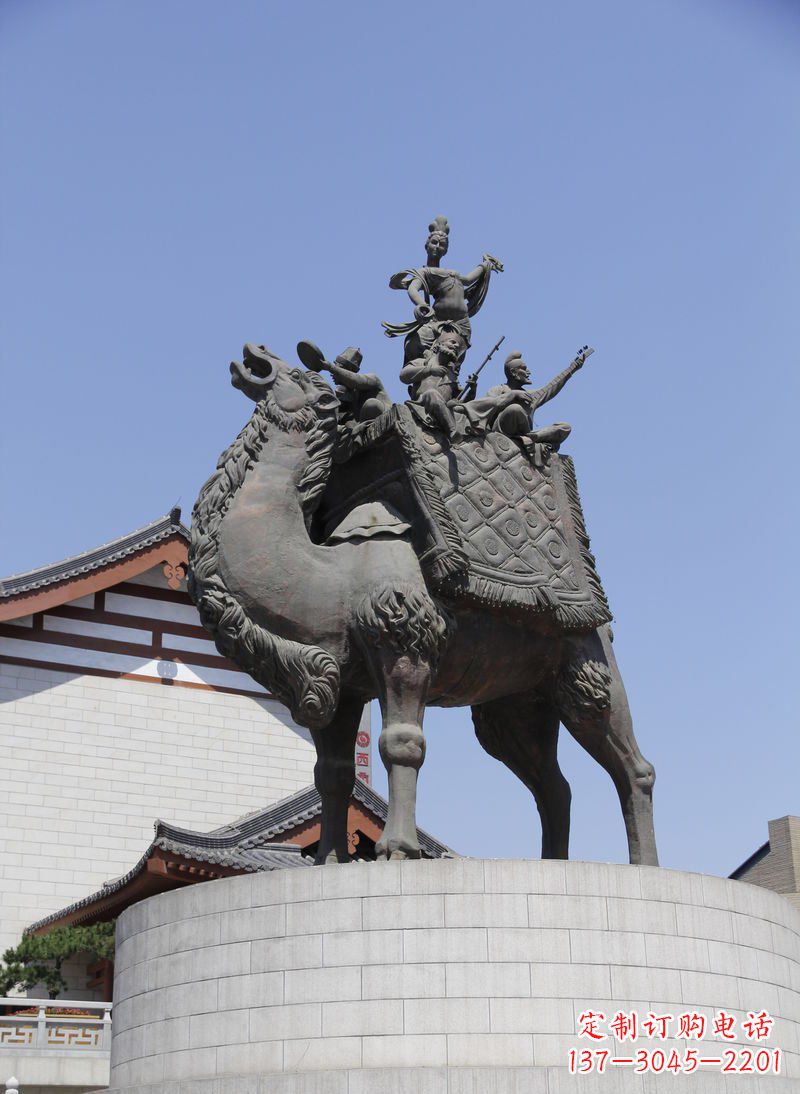 太原中领雕塑:古代人物骑骆驼铜雕